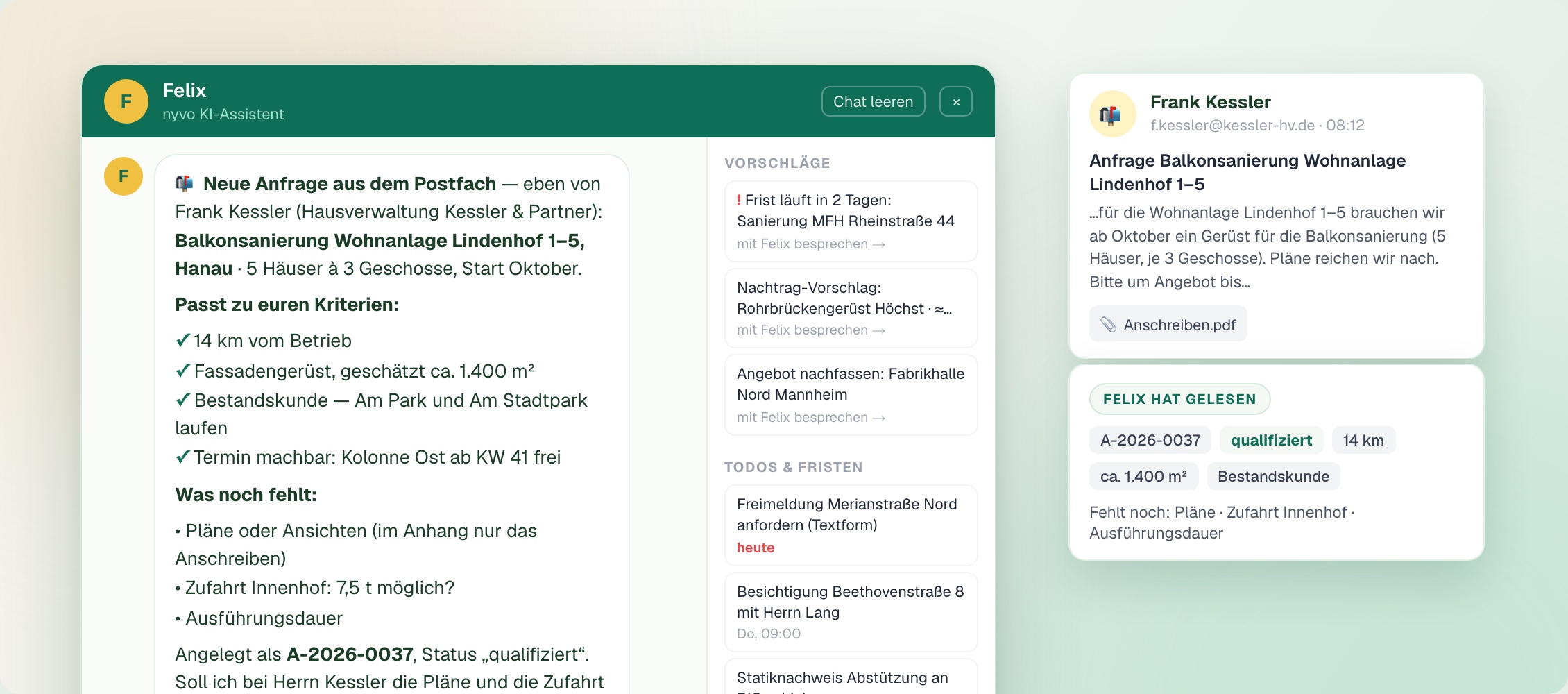 Chat-Ausschnitt: Die KI meldet eine neue Anfrage aus dem Postfach, prüft sie gegen die Kriterien des Betriebs, legt sie an und fragt nach fehlenden Plänen